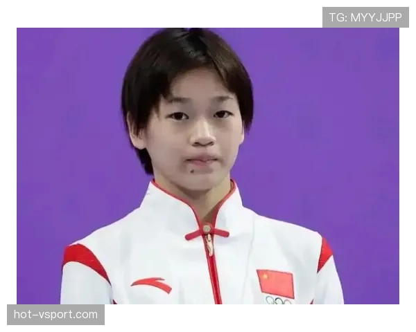 全红婵机场拎着好几个名牌盒子，旁边队友像来凑热闹的普通人