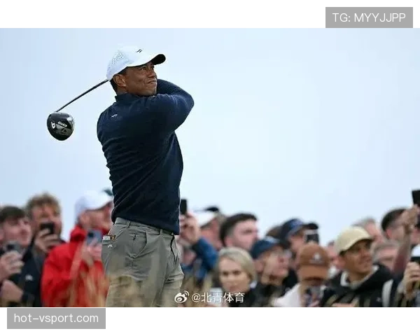 泰格·伍兹打完球回家那一刻，厨房摆得比五星酒店还讲究——我端着泡面默默关掉手机